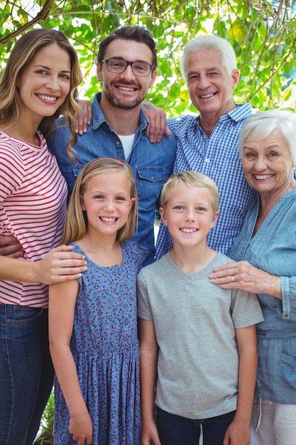 Photo portrait of smiling multi generation family