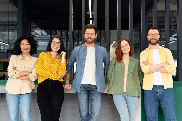 Photo portrait of smiling multiracial students in university campus