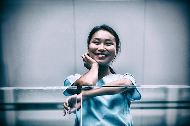 Портрет улыбающейся медсестры в больнице
