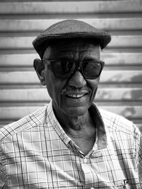 Photo portrait of smiling old man wearing hat