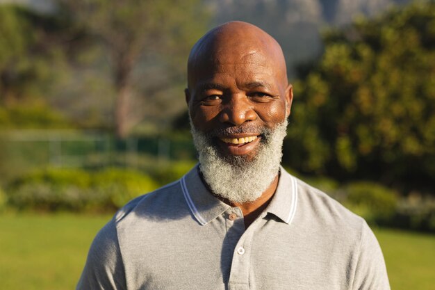 Photo portrait of smiling senior african american man in stunning countryside