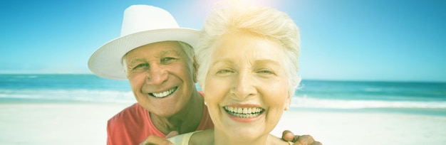 Photo portrait of smiling senior couple