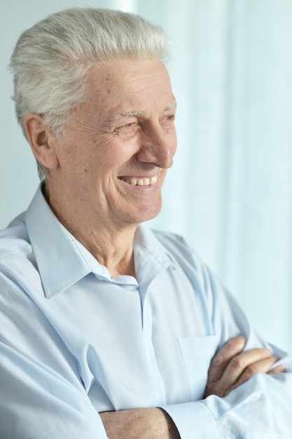 Foto ritratto di una posa sorridente dell'uomo maggiore