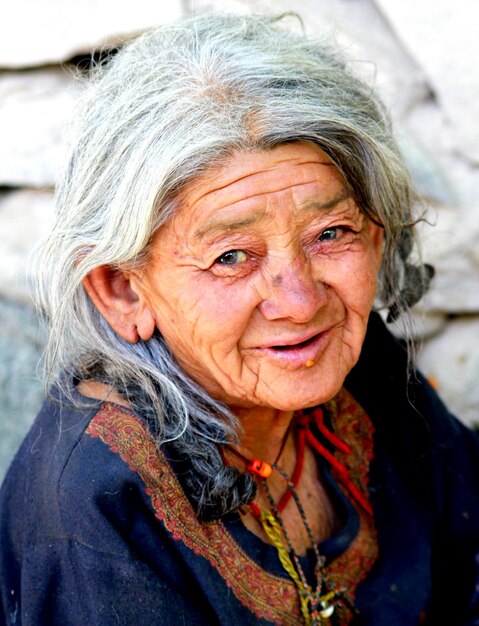웃는 노인 여성의 초상화