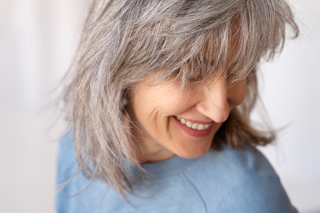 Foto ritratto di donna anziana sorridente