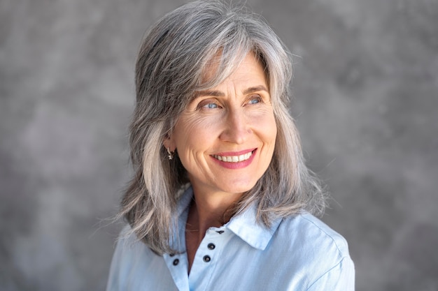 Photo portrait of smiling senior woman