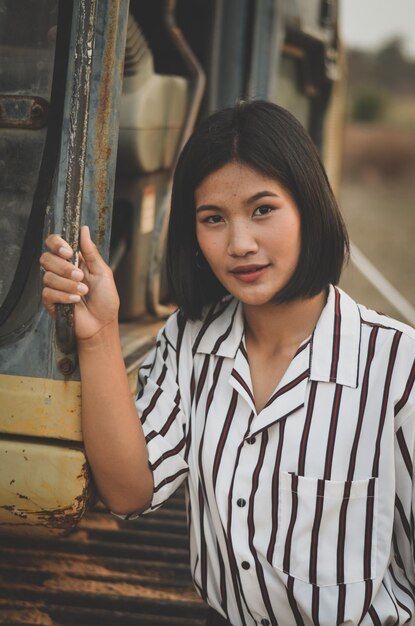 Photo portrait of smiling teenage girl standing outdoors