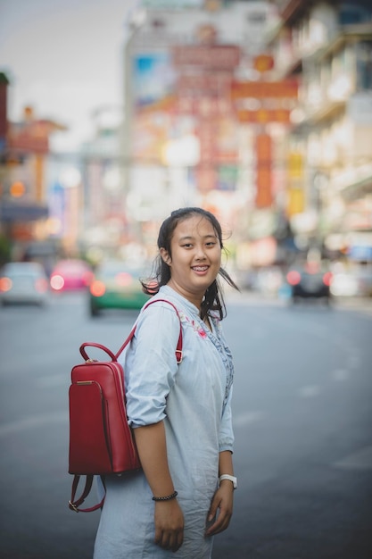 Photo portrait of smiling teenage girl standing on street in city