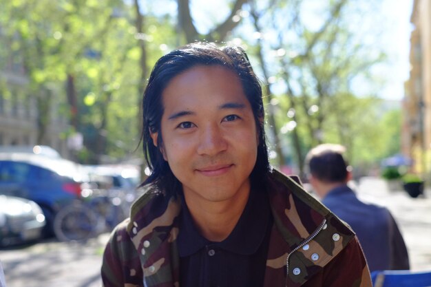 Photo portrait of smiling teenager in city