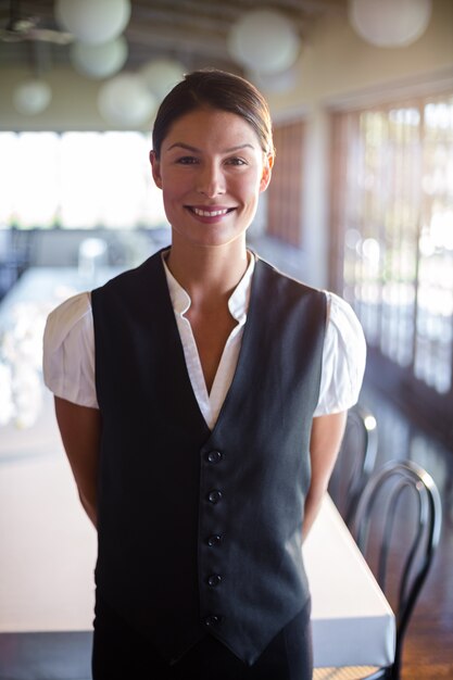 Photo portrait of smiling waitress