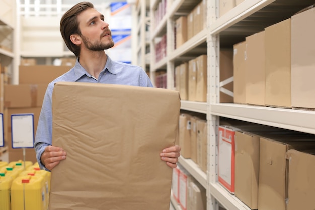 Foto ritratto di un magazziniere sorridente al lavoro.