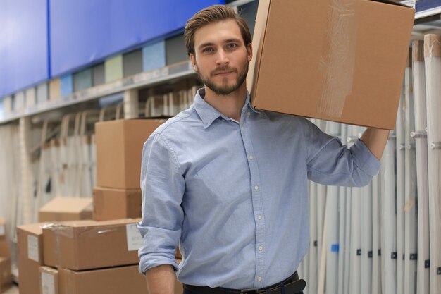 Ritratto di un magazziniere sorridente al lavoro.