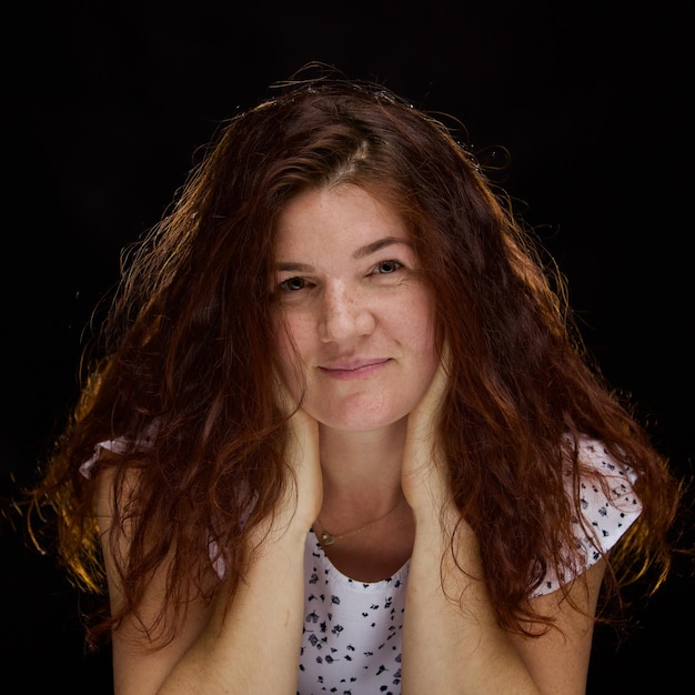 Photo portrait of smiling woman against black background