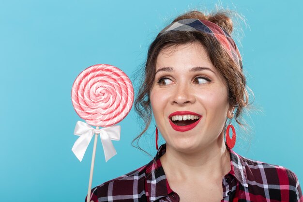 Photo portrait of smiling woman against blue background