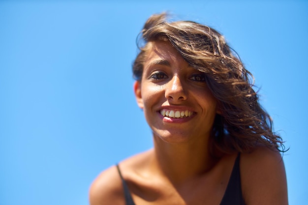 Photo portrait of smiling woman against clear blue sky