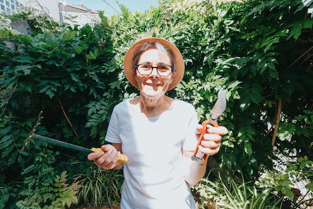 Photo portrait of smiling woman against plants