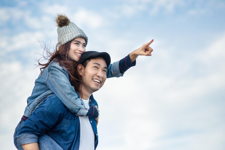 Photo 空に照らされた笑顔の女性の肖像画
