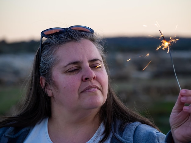 Foto ritratto di una donna sorridente contro il cielo