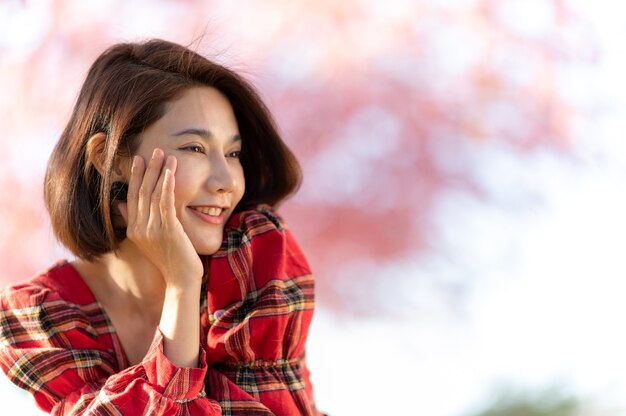 笑顔の女性アジア美しいモデルの短い髪のポーズの肖像画
