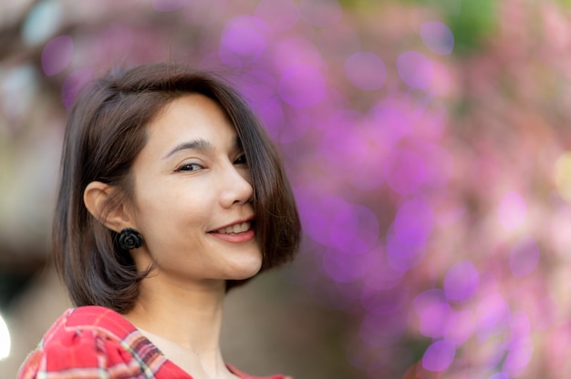 Портрет улыбающейся женщины Азии красивая модель короткие волосы позирует