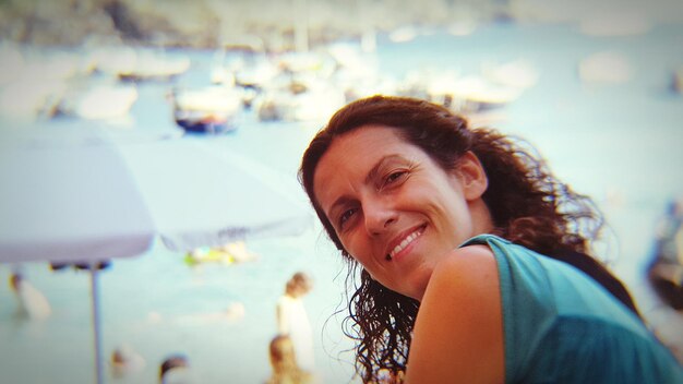 Photo portrait of smiling woman at beach