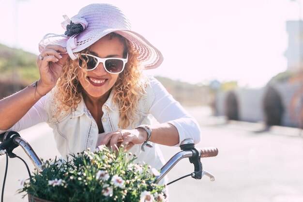 Photo portrait of smiling woman on bicycle