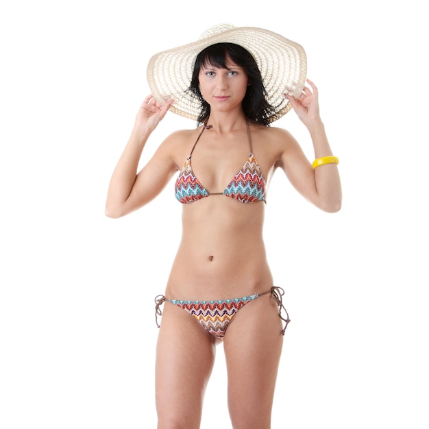 Photo portrait of smiling woman in bikini standing against white background