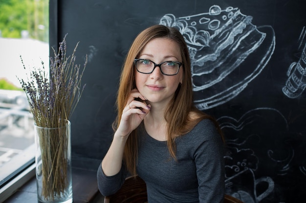 Photo portrait of smiling woman at cafe