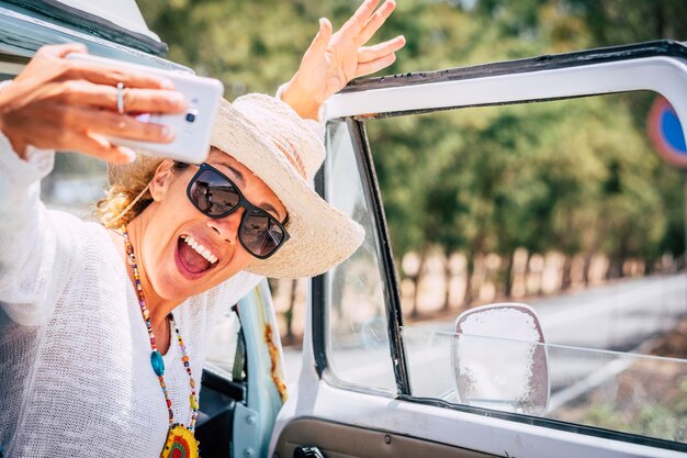 Foto ritratto di una donna sorridente in macchina