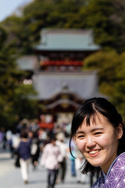 Photo portrait of smiling woman in city