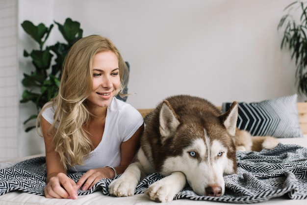 笑顔の女性とかわいいハスキー犬の肖像画