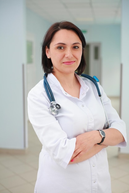 Photo portrait of a smiling woman doctor