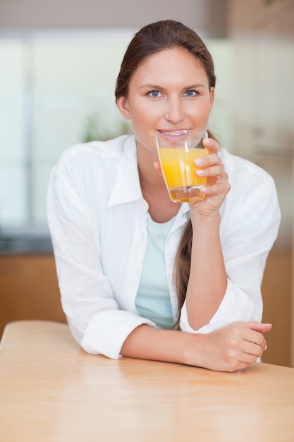 笑顔の女性の飲み物の肖像画