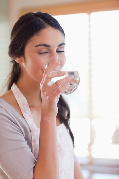 笑顔の女性の飲み水の肖像