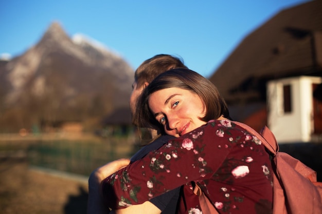 Foto ritratto di una donna sorridente che abbraccia il fidanzato