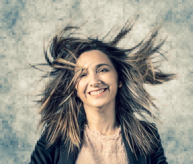 Портрет улыбающейся женщины с развевающимися волосами