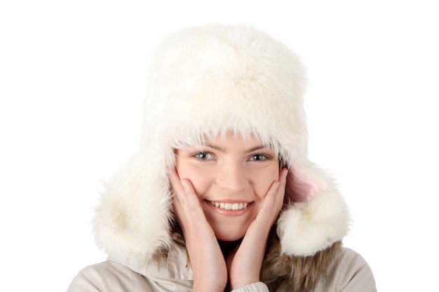 Foto ritratto di una donna sorridente con un cappello di pelliccia su uno sfondo bianco