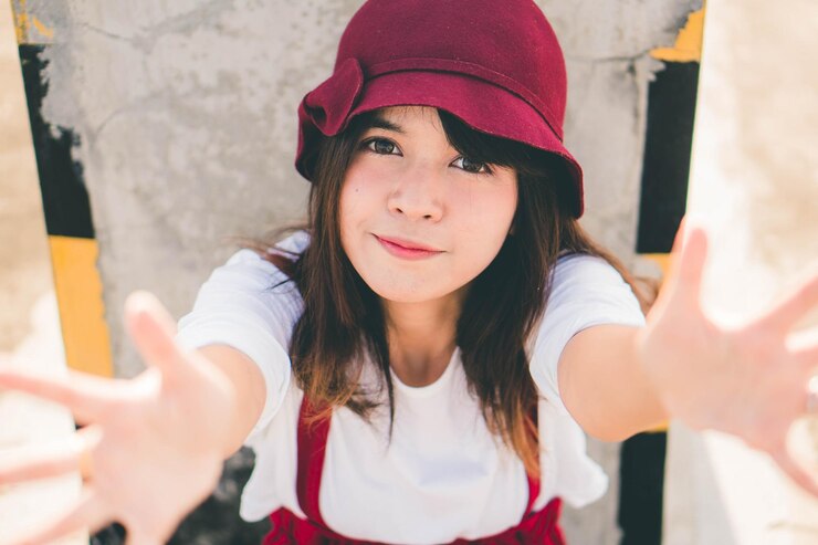 Photo テラスに立って手を振る笑顔の女性の肖像画