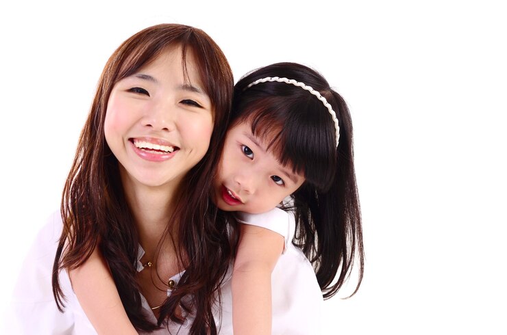 Photo 색 배경 에 딸 을 기어 들고 있는 미소 짓는 여자 의 초상화