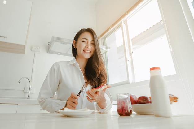 Photo portrait of smiling woman having breakfast