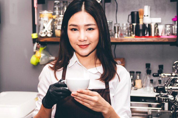 Photo 飲み物を持った笑顔の女性の肖像画