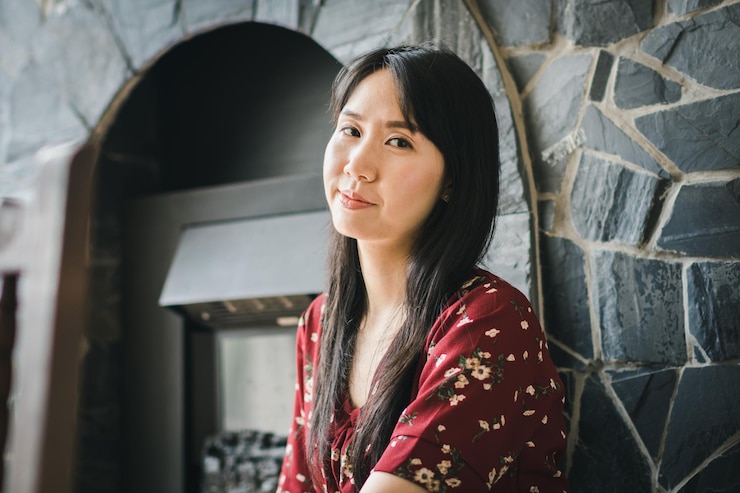 Photo 家で笑顔の女性の肖像画