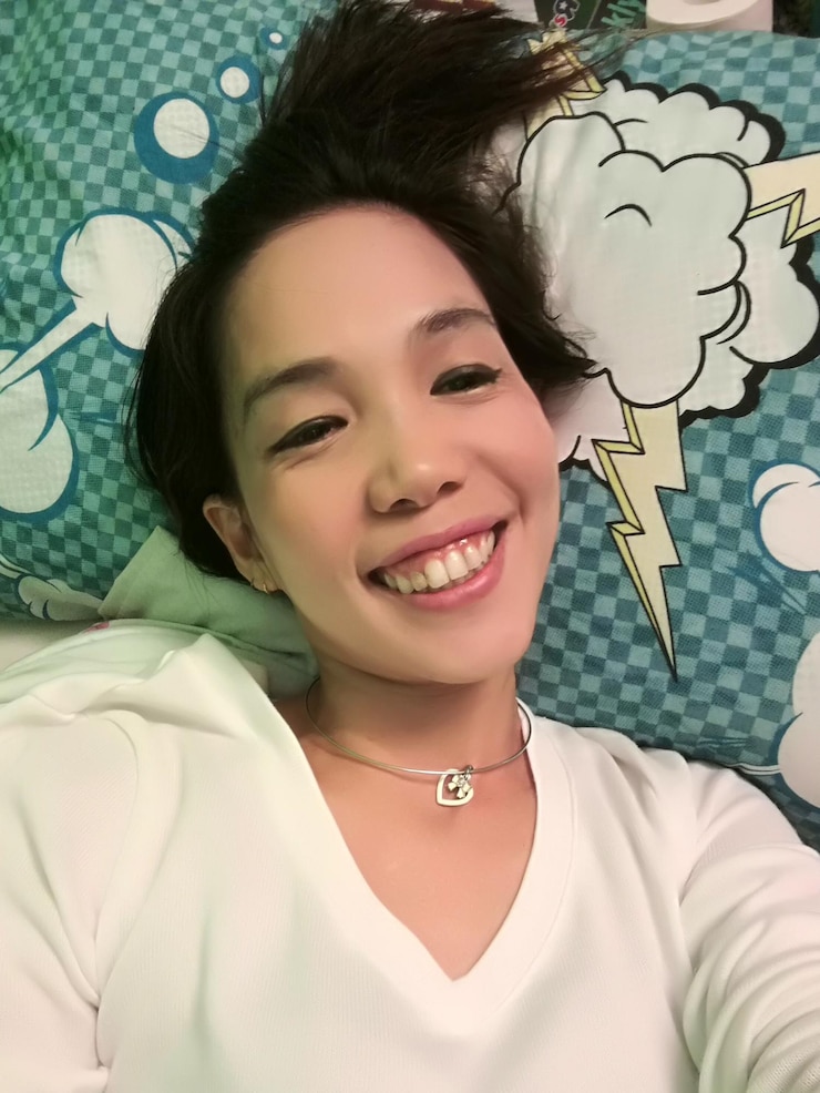 Photo 집 의 침대 에 누워 있는 웃는 여자 의 초상화