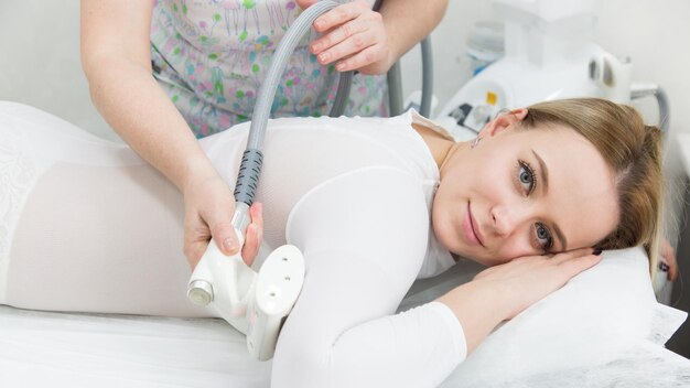 Foto ritratto di una donna sorridente sdraiata sul letto