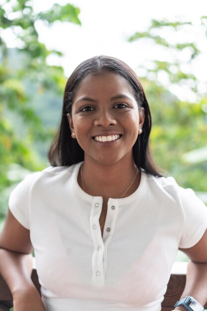 Photo portrait of a smiling woman in the midst of nature