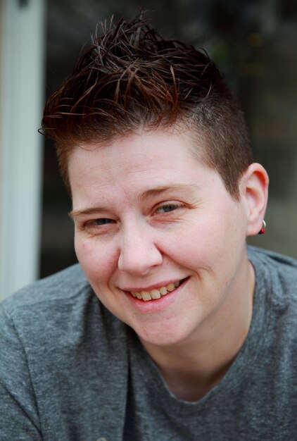 Photo portrait of smiling woman outdoors