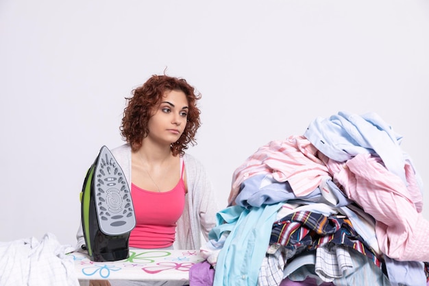 Photo portrait of smiling woman sitting on bed at home