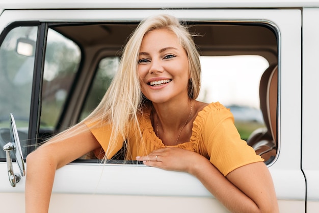 車に座っている笑顔の女性の肖像画