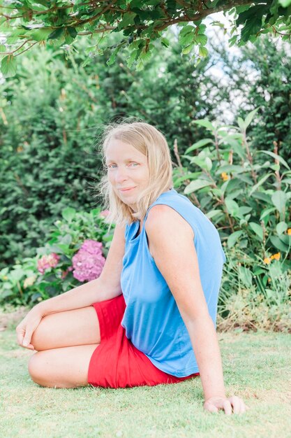 Photo portrait of smiling woman sitting on field