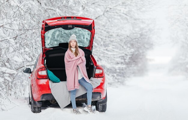 Foto ritratto di una donna sorridente nella neve